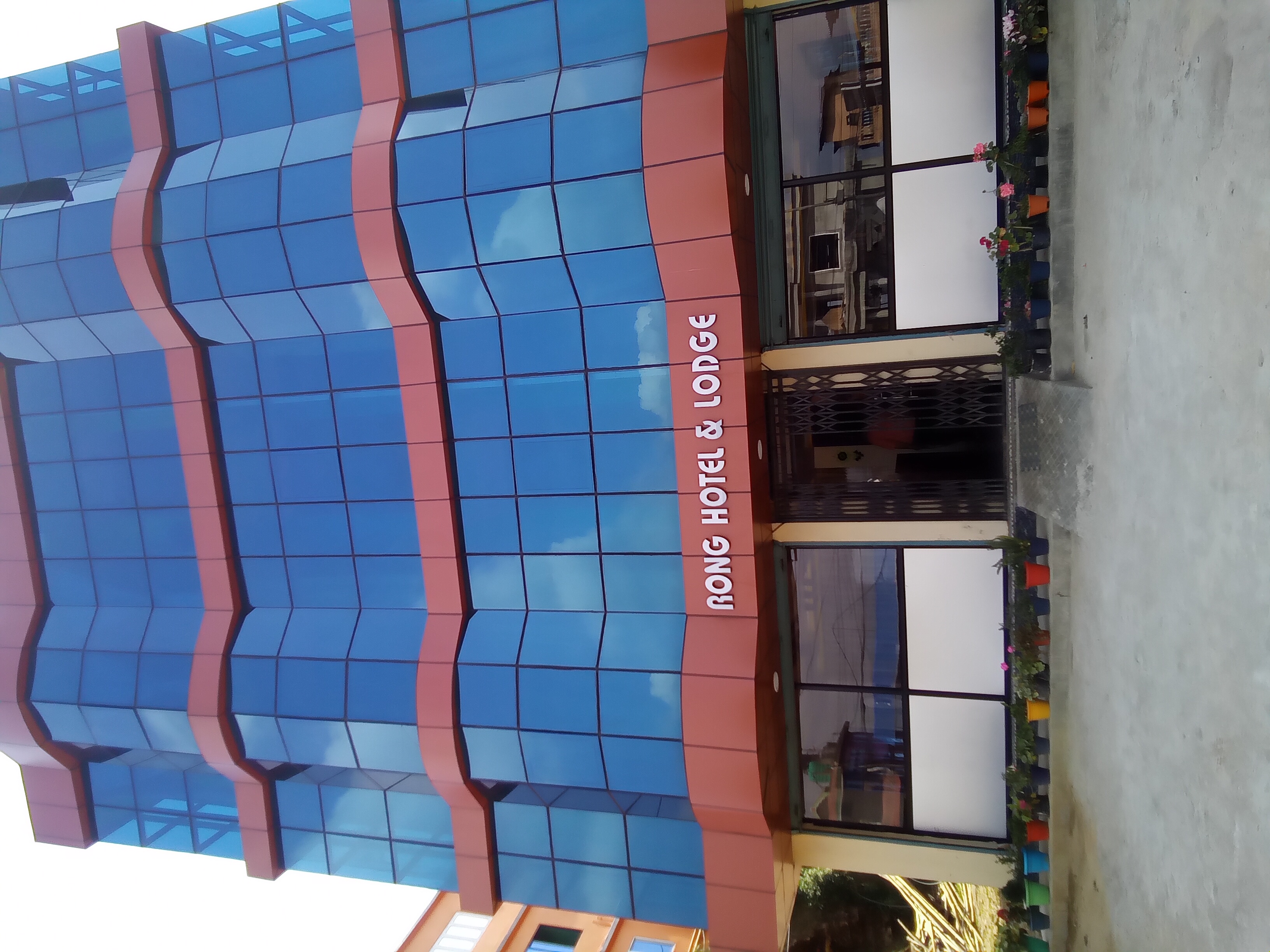 Rong Hotel and  Lodge